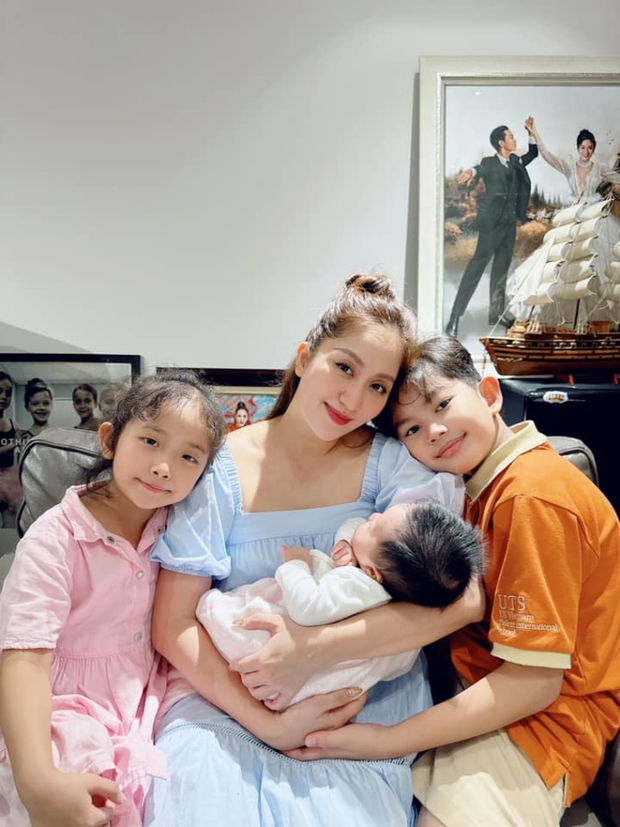 Bé Kubi - Anna nhà Khánh Thi Phan Hiển vui mừng chia sẻ tin vui mang bầu con trai bé thứ 4