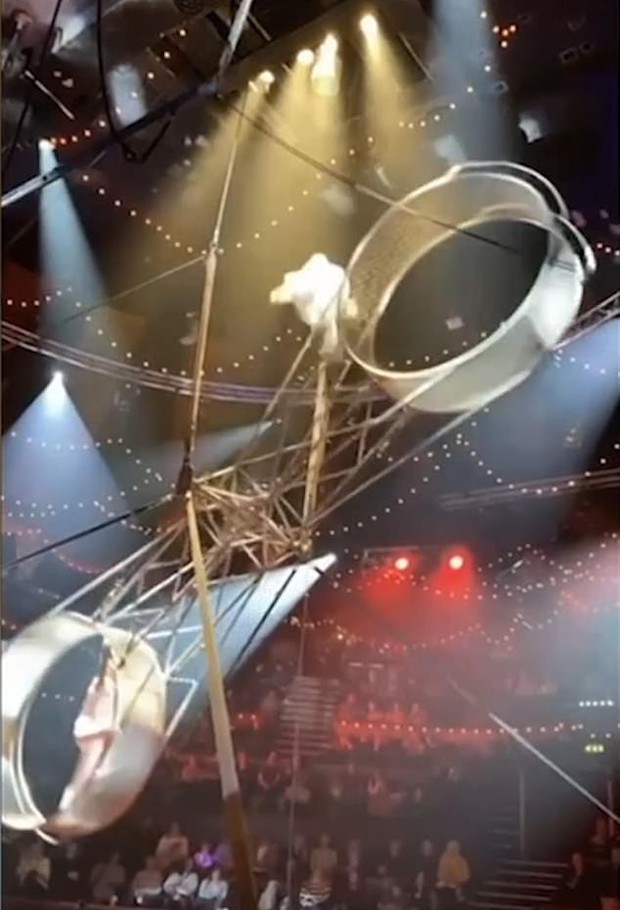 Clip kinh hoàng: Nghệ sĩ xiếc nhào lộn rơi khỏi “Bánh xe tử thần” từ độ cao 9m trước sự chứng kiến của hàng trăm khán giả - Ảnh 3.
