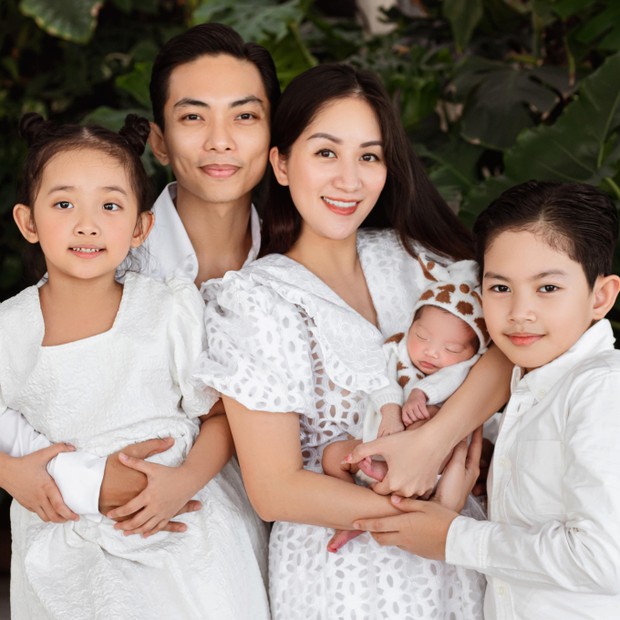 Bé Kubi - Anna nhà Khánh Thi Phan Hiển vui mừng chia sẻ tin vui mang bầu con trai bé thứ 4