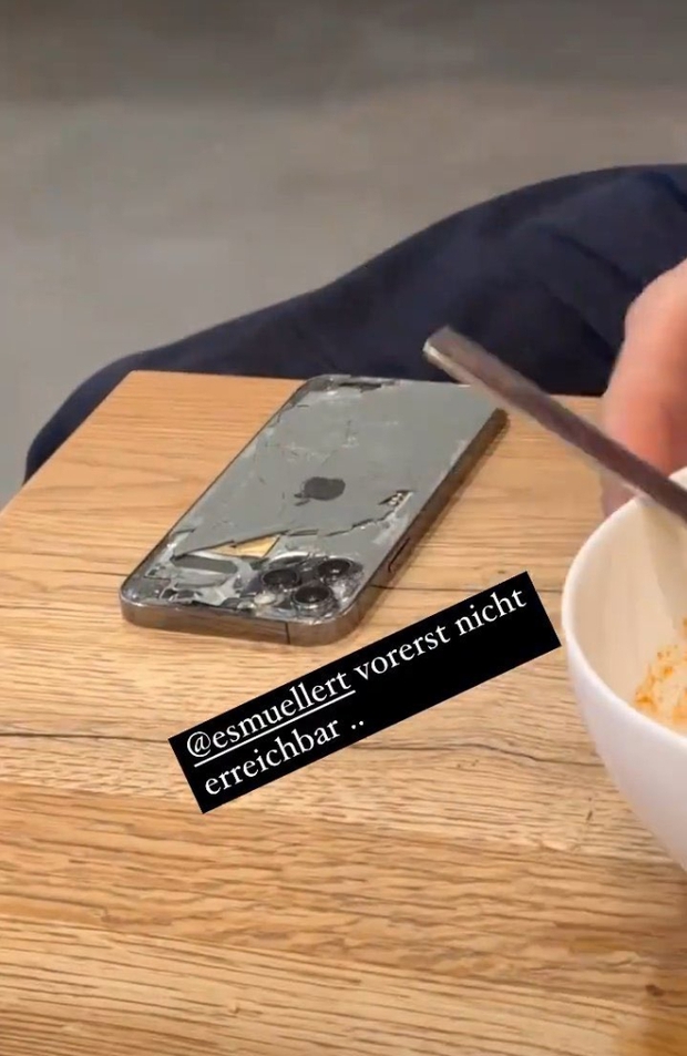 Lương 500 tỉ, sao bóng đá vẫn sử dụng smartphone hỏng tan xác