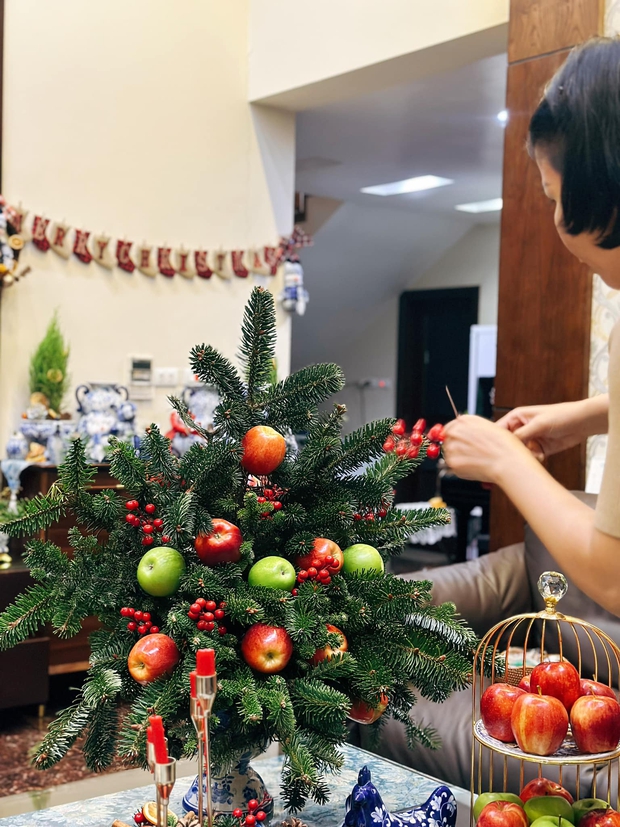 Mẹ 8x ở Quảng Ninh chỉ cách cắm cành thông tươi đón Giáng sinh dễ làm lại đẹp ấn tượng - Ảnh 24.