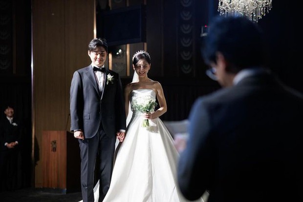 Ngắm tận hưởng khoảnh khắc lễ cưới tuyệt đẹp của huyền thoại SKT T1 và nữ MC nổi tiếng nhất LCK