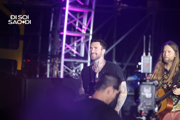 Adam Levine 'lột áo khoe 6 múi' và tạo nên cơn sốt khi đến gặp fan Việt!