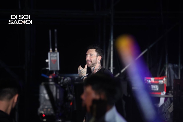 Adam Levine 'lột áo khoe 6 múi' và tạo nên cơn sốt khi đến gặp fan Việt!