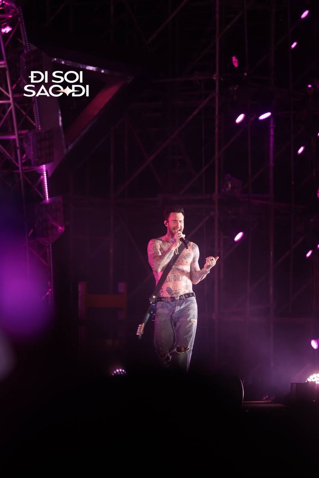 Adam Levine 'lột áo khoe 6 múi' và tạo nên cơn sốt khi đến gặp fan Việt!