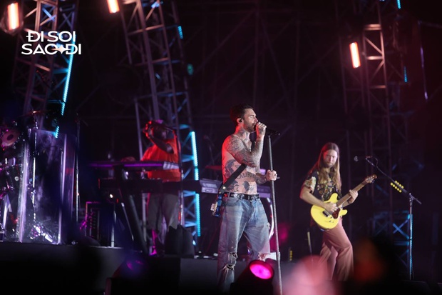 Adam Levine 'lột áo khoe 6 múi' và tạo nên cơn sốt khi đến gặp fan Việt!