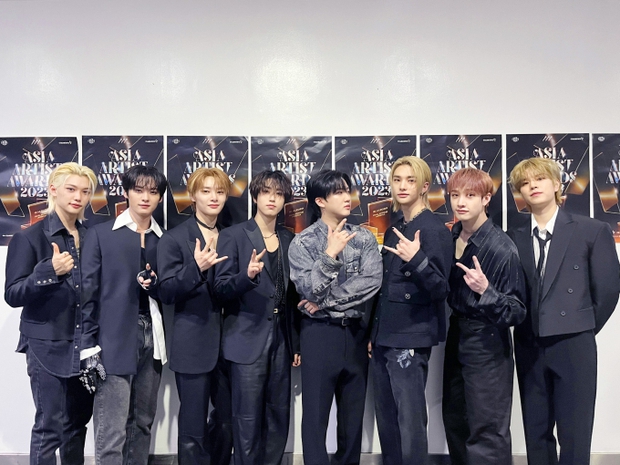 Phản ứng hài hước khi trúng giải của 2 nam idol đang vệ sinh