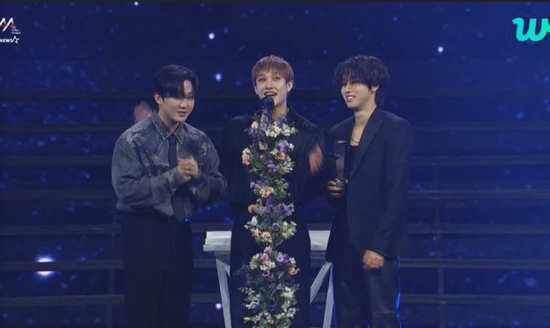 Phản ứng hài hước khi trúng giải của 2 nam idol đang vệ sinh