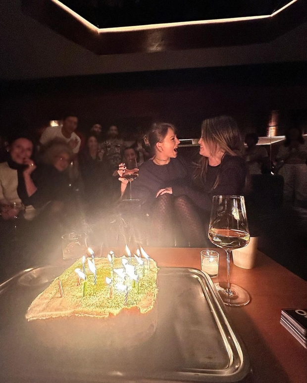 Selena Gomez brought her new boyfriend to Taylor Swift's birthday, the "lip lock" moment immediately attracted nearly 7 million likes - Photo 2.