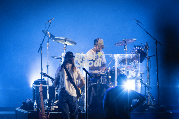 Adam Levine tự mình mê hoặc khán giả Việt bằng tiết mục solo đánh trống kỳ công và độc đáo