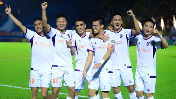 Bảng tổng sắp hạng V-League: Chuyển nhượng ngôi đầu, HAGL không còn ánh đèn đỏ