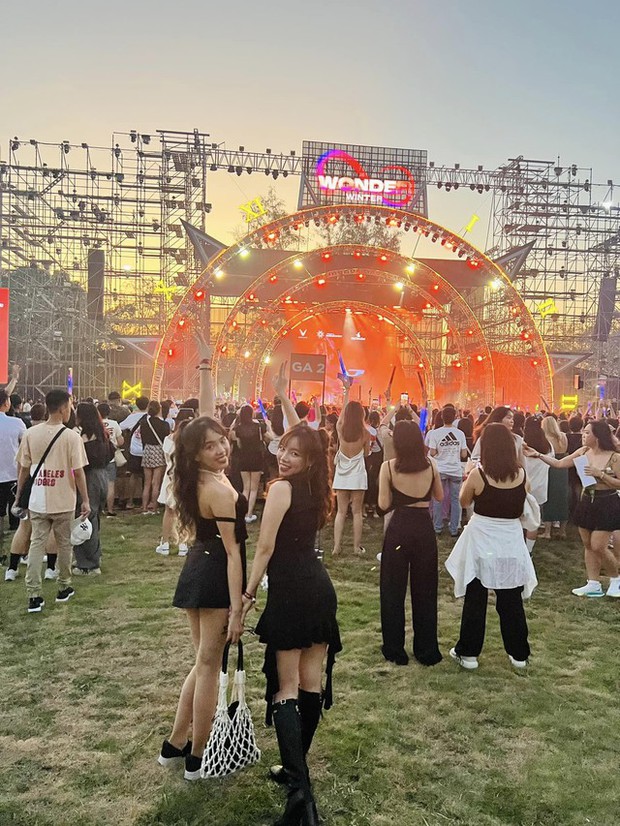 Gái xinh xả loạt ảnh hậu concert có Maroon 5: Cá tính tràn màn hình, quẩy sung đến mức rớt tóc giả - Ảnh 7. Gái xinh xả loạt ảnh hậu concert có Maroon 5: Cá tính tràn màn hình, quẩy sung đến mức rớt tóc giả - Ảnh 7.