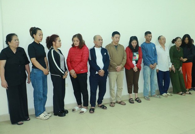 Nhiều quý bà tham gia điều hành đường dây đánh bạc hơn 200 tỉ đồng - Ảnh 1.