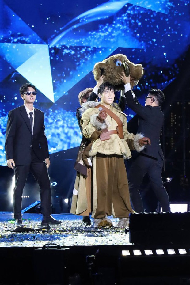 7 lý do khán giả không thể cưỡng lại trước sự giải mật của Cú Tây Bắc tại concert The Masked Singer