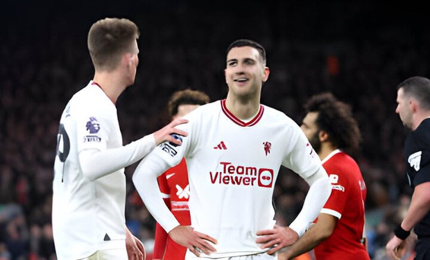 Hậu vệ Man Utd bị rút 2 thẻ vàng trong khoảng thời gian ngắn chưa đạt kỷ lục