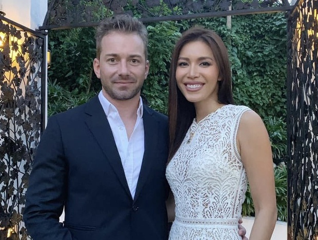 Minh Tú nồng nàn hôn người yêu, hé lộ điều kéo lòng gia đình chồng