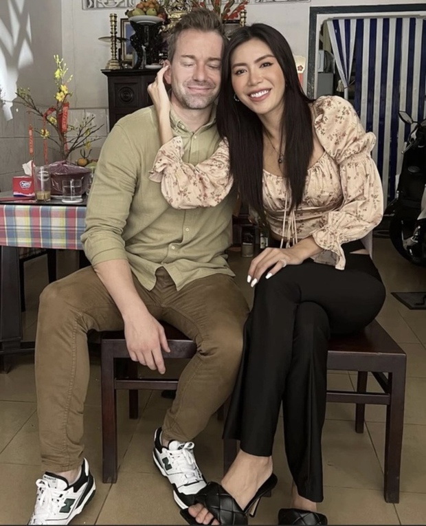 Minh Tú nồng nàn hôn người yêu, hé lộ điều kéo lòng gia đình chồng