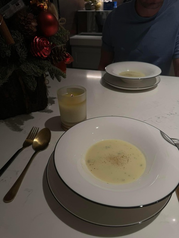 Minh Tú nồng nàn hôn người yêu, hé lộ điều kéo lòng gia đình chồng