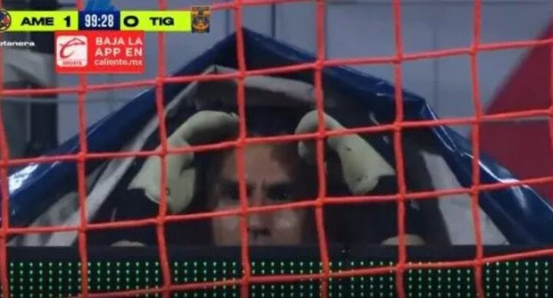 Mất sân khấu, thủ môn vẫn tiết lộ ảo thuật đội nhà thua trận