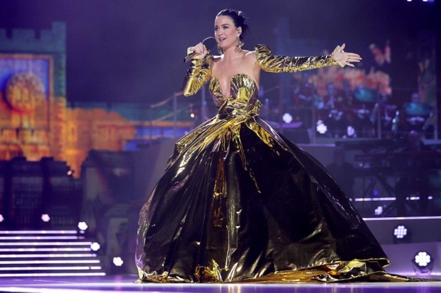 HOT: Katy Perry đổ bộ Hà Nội sau chuyến bay dài, diện đồ đơn giản vẫn toát thần thái ngôi sao tràn màn hình - Ảnh 13.