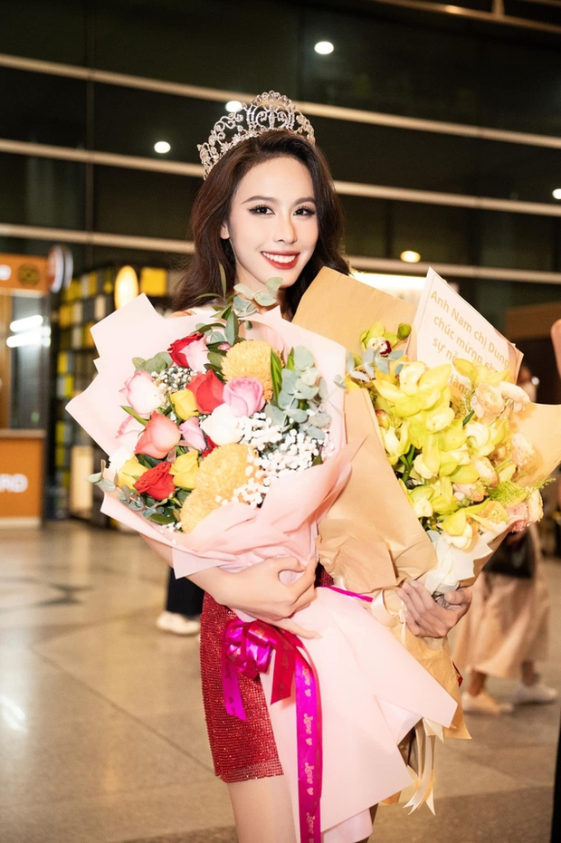 Ngọc Hằng về nước sau thành tích Á hậu 2 Miss Intercontinental 2023, Minh Kiên ra đón và gây chú ý vì điều này - Ảnh 3.