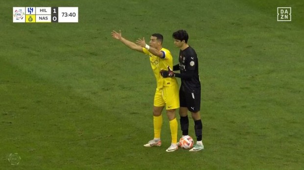 Ronaldo phẫn nộ, từ chối thủ môn phát bóng sau khi VAR tước bàn thắng