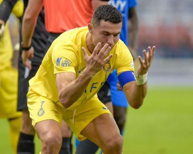 Cách Ronaldo phản ứng bất ngờ trước sự không ngừng hô tên Messi từ fan đối thủ