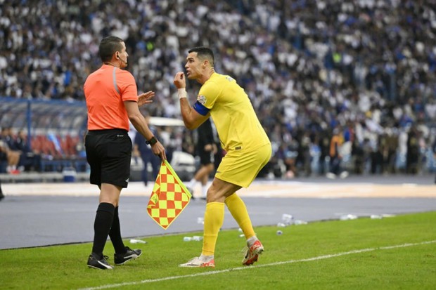 Cách Ronaldo phản ứng bất ngờ trước sự không ngừng hô tên Messi từ fan đối thủ