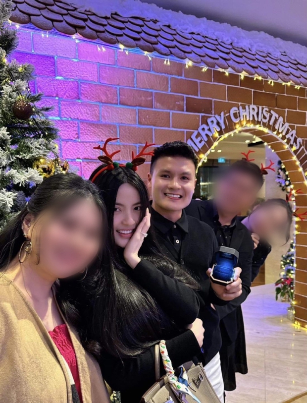 Quang Hải đặt nhẫn cầu hôn trên ngón tay Chu Thanh Huyền