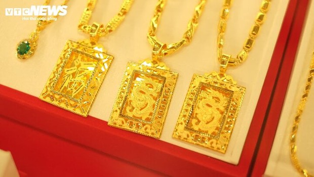 Tiếp tục tăng bốc đầu, giá vàng xô đổ mọi kỷ lục, vượt xa 75 triệu đồng/lượng - Ảnh 1.