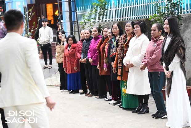 Quang Hải cực tình cảm hết nựng má lại nắm tay Chu Thanh Huyền trong lễ dạm ngõ - Ảnh 4.