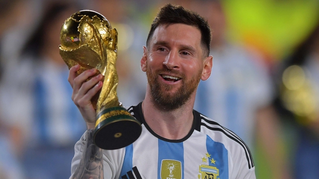 Messi lại được bầu là cầu thủ hay nhất năm, Ronaldo không có mặt trong Top 50 - Ảnh 2.