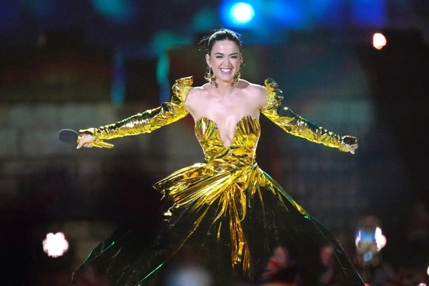 HOT: Bắt cận cảnh Katy Perry mặc nguyên đồ diễn ra sân bay về Mỹ ngay sau màn diễn hit tỷ view ở VinFuture 2023 - Ảnh 13.
