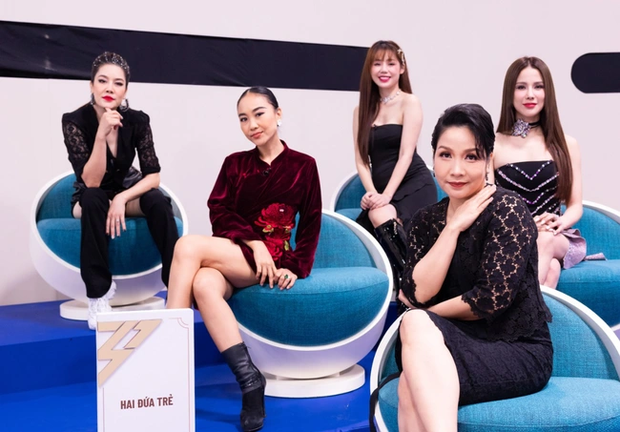 Diva Mỹ Linh lộ diện với vẻ ngoài không thân thiện, chỉ dám liếc trộm