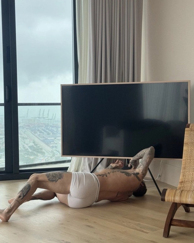 Clip nhạy cảm đăng của Victoria gây bất ngờ, đưa David Beckham vào tình huống ngượng ngùng