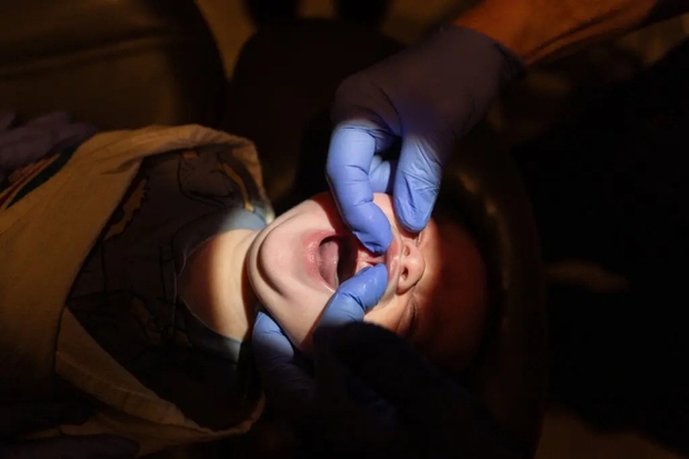 Góc khuất sau việc cắt thắng lưỡi cho bé sơ sinh: Từ thủ thuật nhỏ giúp trẻ bú mẹ thành món lợi cho những người lợi dụng lòng tin - Ảnh 1.