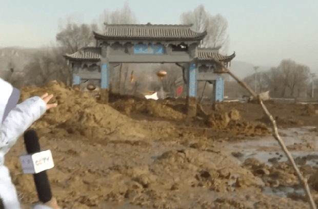 Ngôi làng Trung Quốc bị nhấn chìm dưới 3 mét bùn sau động đất, hàng nghìn ngôi nhà sụp đổ trong 1 phút - Ảnh 2.
