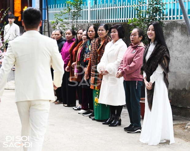 Toàn cảnh lễ dạm ngõ của Quang Hải - Chu Thanh Huyền: Cô dâu chú rể cười tít mắt, nhí nhảnh trước sự chứng kiến của họ hàng - Ảnh 1.