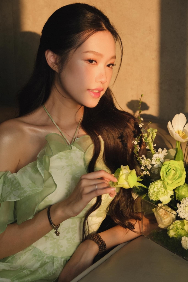 Quyến rũ và ngọt ngào, Doãn Hải Mỹ khoe nhan sắc với hoa trong tạo dáng