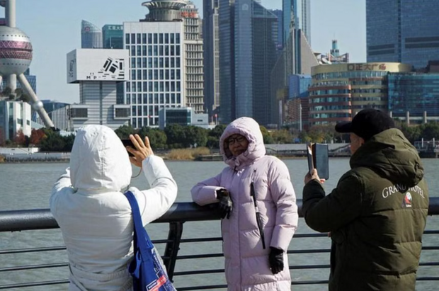 Trời lạnh nhất 40 năm ập đến Thượng Hải, người dân nói năm nay không bình thường - Ảnh 1.