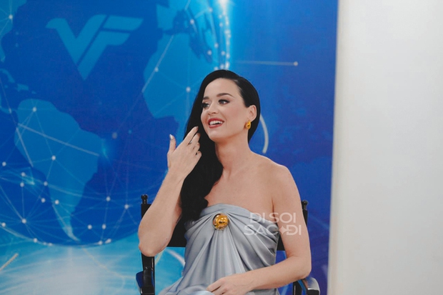 Katy Perry biến hóa visual tại Việt Nam: Ở sân bay ngầu bao nhiêu, lên sân khấu thân thiện lộng lẫy bấy nhiêu - Ảnh 13.