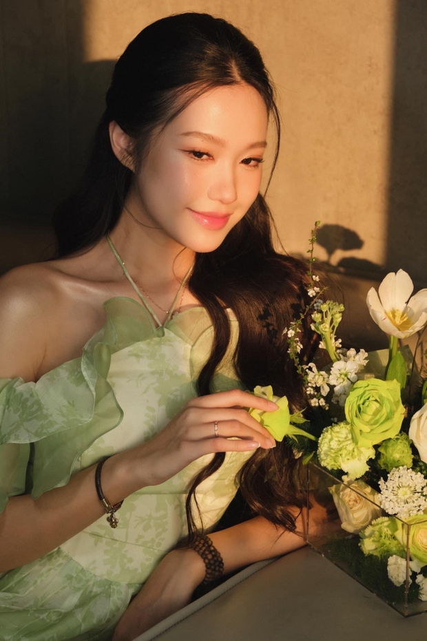 Quyến rũ và ngọt ngào, Doãn Hải Mỹ khoe nhan sắc với hoa trong tạo dáng