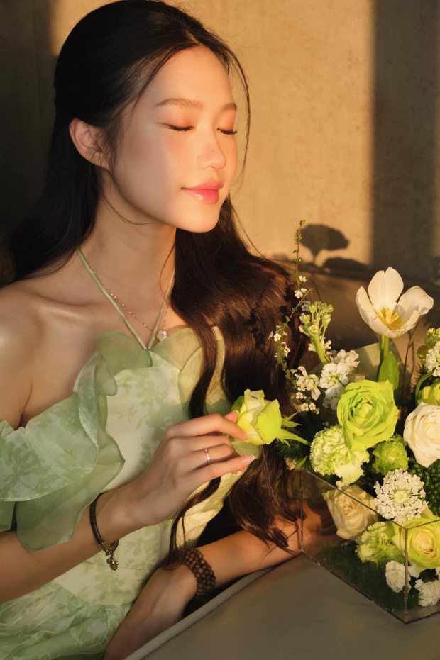 Quyến rũ và ngọt ngào, Doãn Hải Mỹ khoe nhan sắc với hoa trong tạo dáng