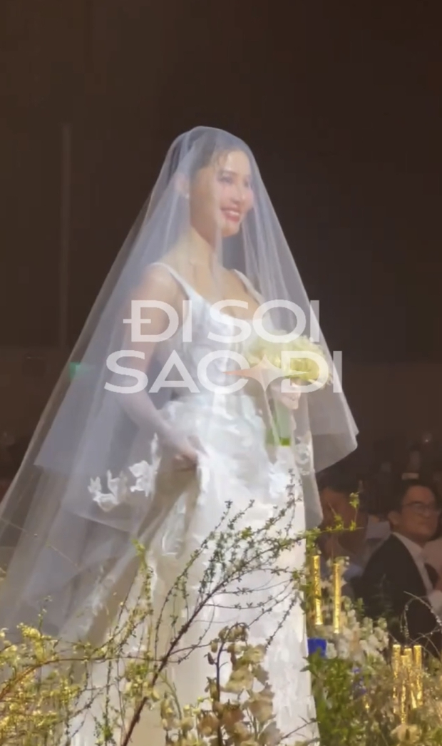 Diễm My 9x và chàng rể hôn môi trên sân khấu, Diệu Nhi - Đông Nhi và các sao nghẹn ngào khóc
