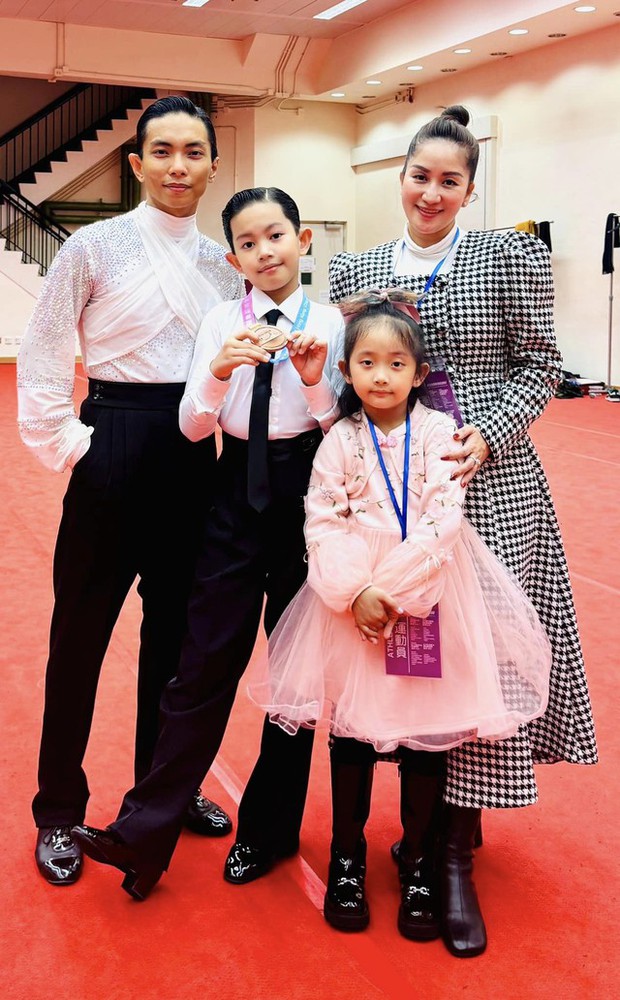 Phan Hiển và Khánh Thi tạo nên câu chuyện tình ngọt ngào trên đường phố Hồng Kông