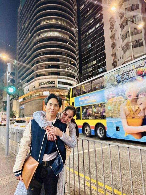 Phan Hiển và Khánh Thi tạo nên câu chuyện tình ngọt ngào trên đường phố Hồng Kông