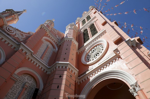 Chiêm ngưỡng kiến trúc nhà thờ màu hồng độc nhất ở TPHCM vừa lọt top điểm đến đẹp nhất thế giới