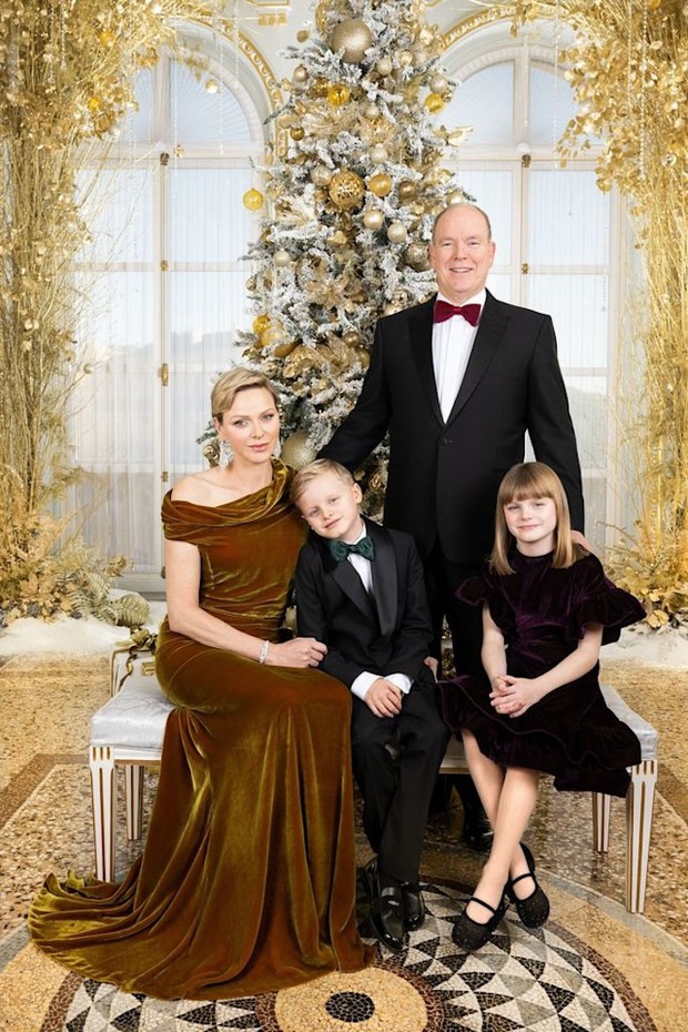 Chùm ảnh thiệp Giáng sinh các gia đình hoàng gia thế giới, công chúa xinh đẹp nhất châu Âu tỏa sáng, hoàng tử Hy Lạp điển trai rạng ngời - Ảnh 6.