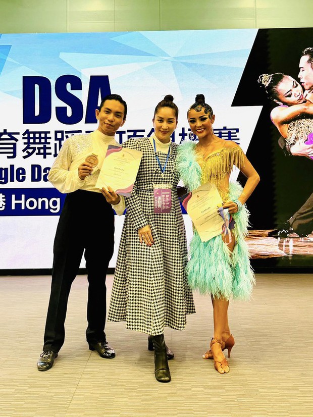 Phan Hiển và Khánh Thi tạo nên câu chuyện tình ngọt ngào trên đường phố Hồng Kông