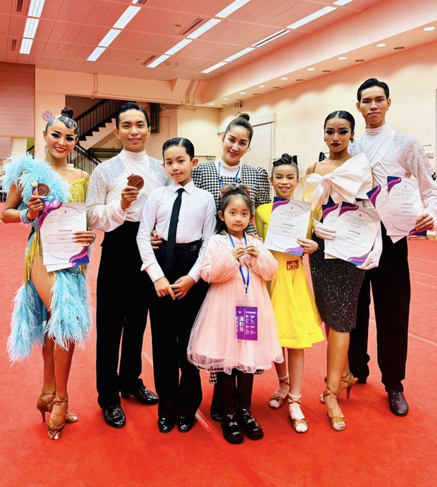 Phan Hiển và Khánh Thi tạo nên câu chuyện tình ngọt ngào trên đường phố Hồng Kông